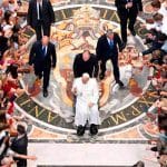 Vigano excommunié met en garde la pape et les mondialistes